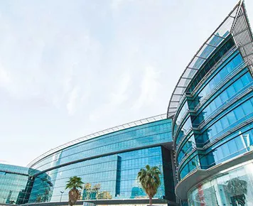 Al Akaria Plaza’s distinctive curved glass architecture reflects modern business excellence, offering Servcorp clients a prestigious address in the heart of Riyadh.